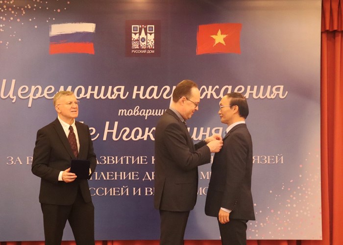 Nguyên Phó Cục trưởng Cục Hợp tác quốc tế Lê Ngọc Định nhận Kỷ niệm chương và Bằng khen của Đại sứ quán Nga - Anh 3