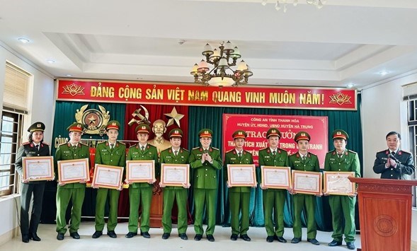 Thanh Hoá trao thưởng cho tập thể, cá nhân có thành tích xuất sắc trong đấu tranh chuyên án chung về ma tuý - Anh 1