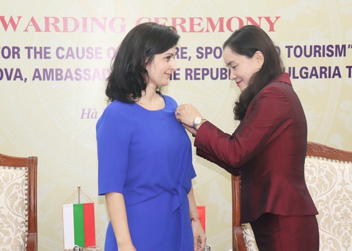 Trao tặng Kỷ niệm chương “Vì sự nghiệp Văn hoá, Thể thao và Du lịch” cho Đại sứ Bulgaria tại Việt Nam - Anh 2