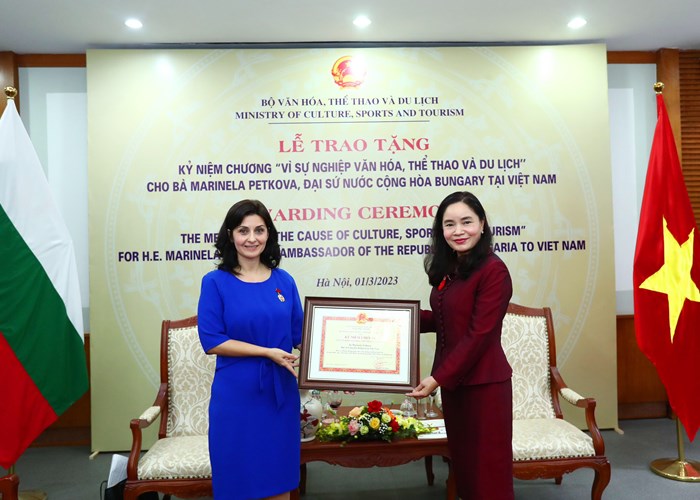 Trao tặng Kỷ niệm chương “Vì sự nghiệp Văn hoá, Thể thao và Du lịch” cho Đại sứ Bulgaria tại Việt Nam - Anh 3