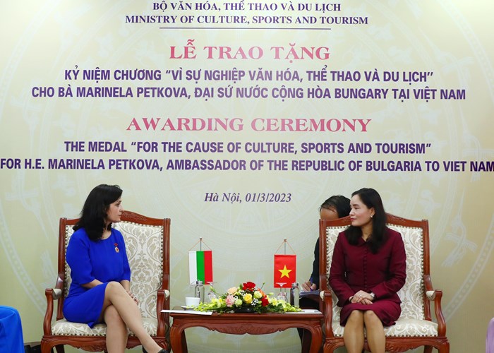 Trao tặng Kỷ niệm chương “Vì sự nghiệp Văn hoá, Thể thao và Du lịch” cho Đại sứ Bulgaria tại Việt Nam - Anh 1