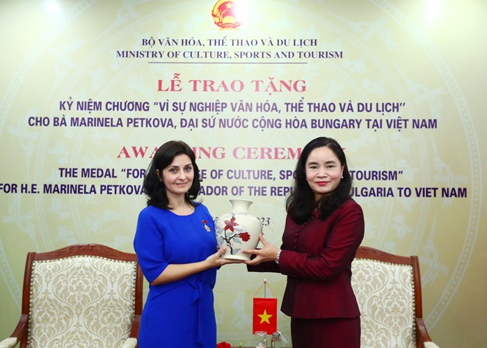 Trao tặng Kỷ niệm chương “Vì sự nghiệp Văn hoá, Thể thao và Du lịch” cho Đại sứ Bulgaria tại Việt Nam - Anh 4