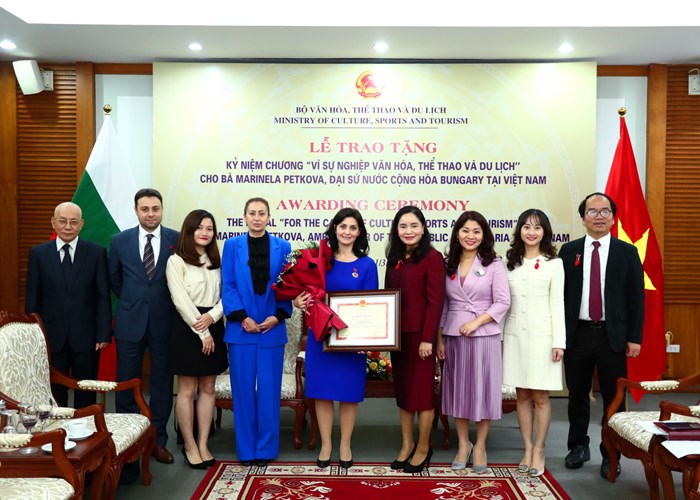 Trao tặng Kỷ niệm chương “Vì sự nghiệp Văn hoá, Thể thao và Du lịch” cho Đại sứ Bulgaria tại Việt Nam - Anh 5