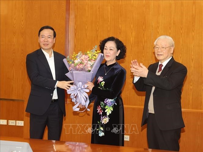 Tổng Bí thư Nguyễn Phú Trọng trao Quyết định phân công đồng chí Trương Thị Mai giữ chức Thường trực Ban Bí thư - Anh 2