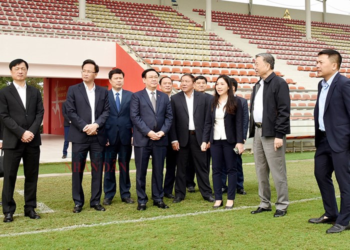 Chủ tịch Quốc hội Vương Đình Huệ thăm Trung tâm đào tạo bóng đá trẻ PVF - Anh 3
