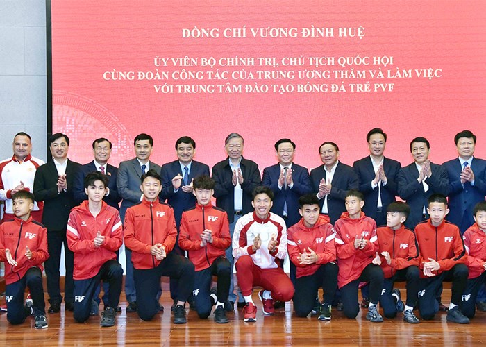 Chủ tịch Quốc hội Vương Đình Huệ thăm Trung tâm đào tạo bóng đá trẻ PVF - Anh 1