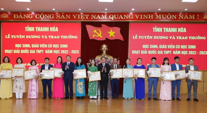 Thanh Hóa trao thưởng cho học sinh đoạt giải quốc gia THPT năm học 2022-2023 - Anh 1