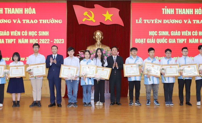Thanh Hóa trao thưởng cho học sinh đoạt giải quốc gia THPT năm học 2022-2023 - Anh 2