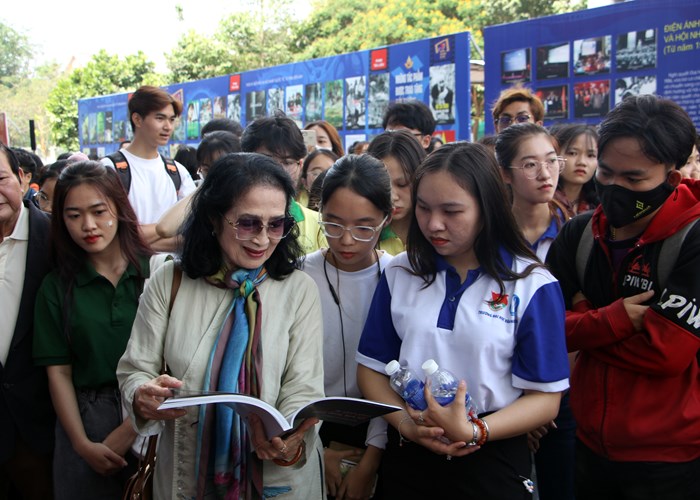 Triển lãm “Dấu ấn 70 năm Điện ảnh cách mạng Việt Nam” đến với sinh viên - Anh 5