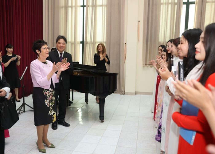 Phu nhân Chủ tịch nước Võ Văn Thưởng cùng phu nhân Toàn quyền Australia thăm Học viện Âm nhạc quốc gia Việt Nam - Anh 5