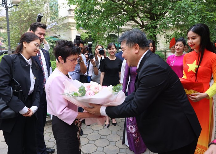 Phu nhân Chủ tịch nước Võ Văn Thưởng cùng phu nhân Toàn quyền Australia thăm Học viện Âm nhạc quốc gia Việt Nam - Anh 3