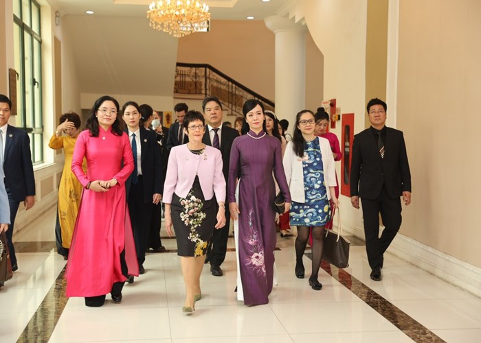 Phu nhân Chủ tịch nước Võ Văn Thưởng cùng phu nhân Toàn quyền Australia thăm Học viện Âm nhạc quốc gia Việt Nam - Anh 1