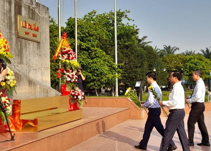 Quảng Trị: Dâng hoa tưởng nhớ 116 năm Ngày sinh cố Tổng Bí thư Lê Duẩn - Anh 2