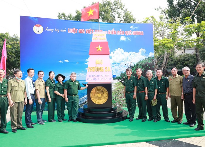 Tuần lễ trưng bày ảnh “Luật gia Việt Nam với biển đảo quê hương” tại Cần Thơ - Anh 4