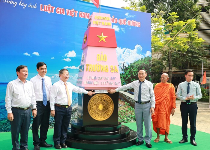 Tuần lễ trưng bày ảnh “Luật gia Việt Nam với biển đảo quê hương” tại Cần Thơ - Anh 2