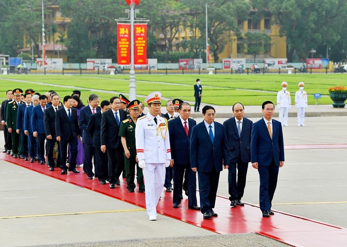 Lãnh đạo Đảng, Nhà nước vào Lăng viếng Chủ tịch Hồ Chí Minh, dâng hương tưởng niệm các Anh hùng liệt sĩ - Anh 1