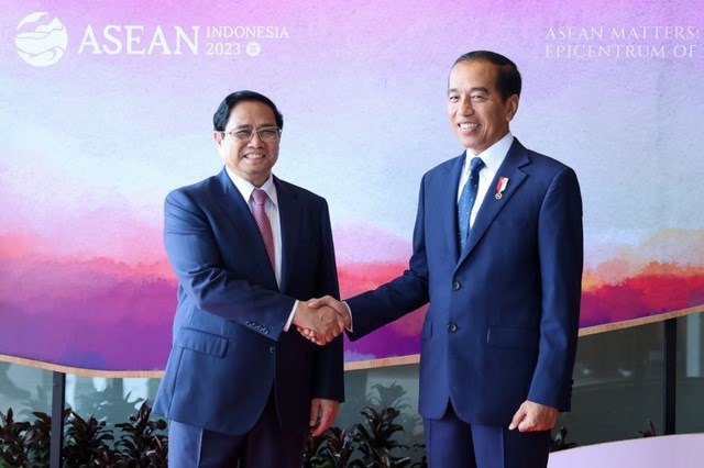 Thủ tướng Phạm Minh Chính gặp Tổng thống Indonesia Joko Widodo - Anh 1
