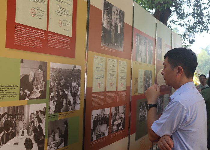 Triển lãm sưu tập chữ ký và bút tích của Chủ tịch Hồ Chí Minh giai đoạn 1945-1969 - Anh 7