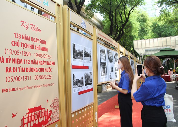 Tuần lễ triển lãm kỷ niệm ngày sinh Chủ tịch Hồ Chí Minh và ngày Bác Hồ ra đi tìm đường cứu nước - Anh 1