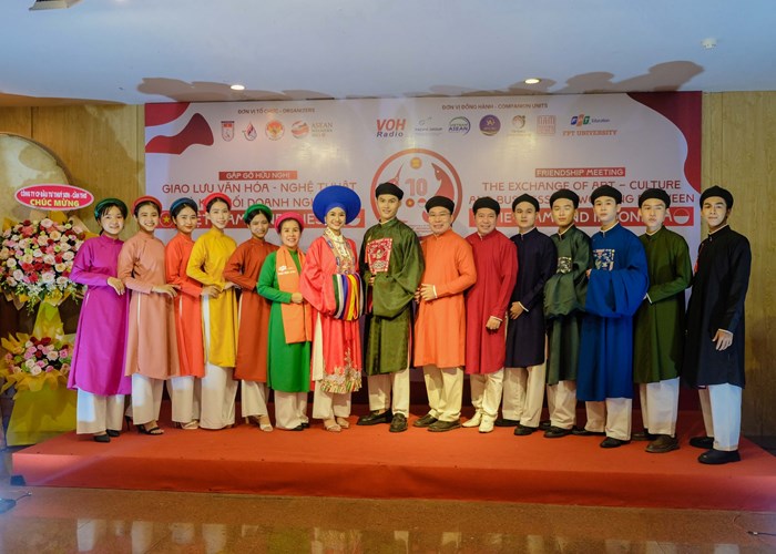 Quảng bá văn hóa trang phục Việt tới bạn bè quốc tế - Anh 1