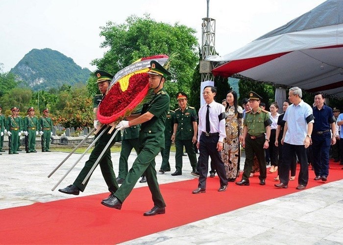 Thanh Hoá truy điệu và an táng 16 hài cốt liệt sĩ hy sinh tại Lào - Anh 1
