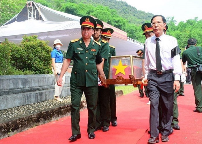 Thanh Hoá truy điệu và an táng 16 hài cốt liệt sĩ hy sinh tại Lào - Anh 2