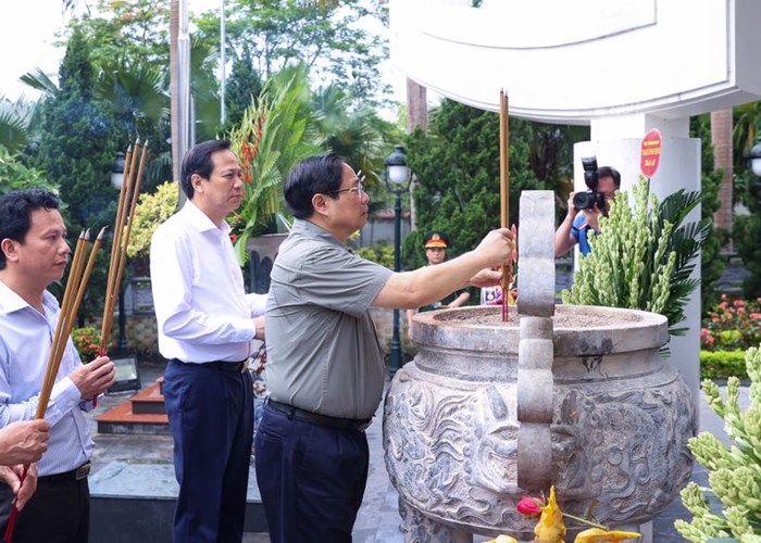 Thủ tướng Phạm Minh Chính viếng Nghĩa trang Liệt sĩ quốc gia Vị Xuyên, tỉnh Hà Giang - Anh 2