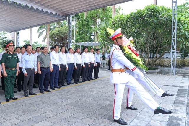 Thủ tướng Phạm Minh Chính viếng Nghĩa trang Liệt sĩ quốc gia Vị Xuyên, tỉnh Hà Giang - Anh 1