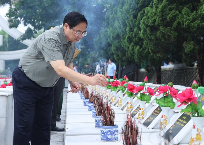 Thủ tướng Phạm Minh Chính viếng Nghĩa trang Liệt sĩ quốc gia Vị Xuyên, tỉnh Hà Giang - Anh 3