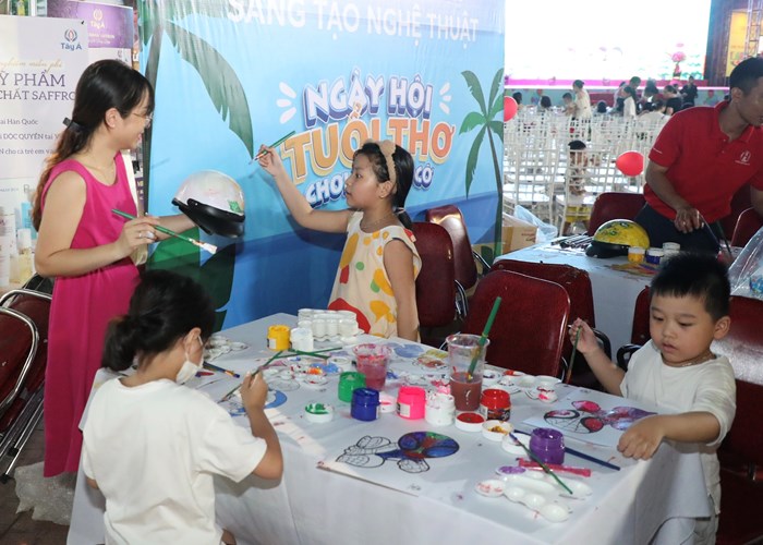 HLV Park Hang Seo giao lưu với các em nhỏ tại Ngày hội Thế giới tuổi thơ - Anh 8