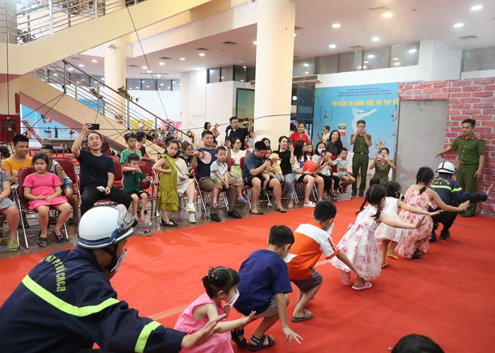 HLV Park Hang Seo giao lưu với các em nhỏ tại Ngày hội Thế giới tuổi thơ - Anh 9