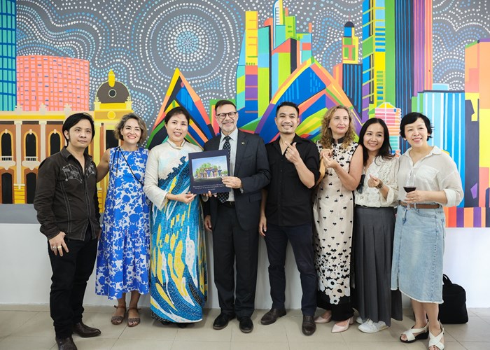 Tranh tường “Dấu ấn kiến trúc Việt- Úc” kỷ niệm 50 năm quan hệ ngoại giao hai nước - Anh 1
