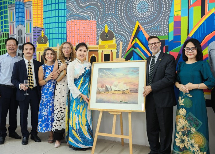 Tranh tường “Dấu ấn kiến trúc Việt- Úc” kỷ niệm 50 năm quan hệ ngoại giao hai nước - Anh 2