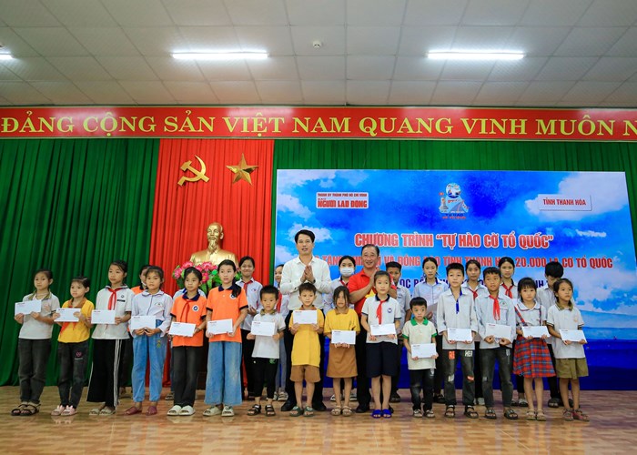 Trao 20.000 lá cờ Tổ quốc và 100 triệu hỗ trợ học tập cho tỉnh Thanh Hoá - Anh 2