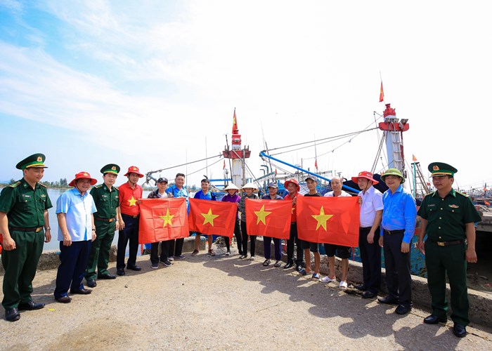 Trao 20.000 lá cờ Tổ quốc và 100 triệu hỗ trợ học tập cho tỉnh Thanh Hoá - Anh 1