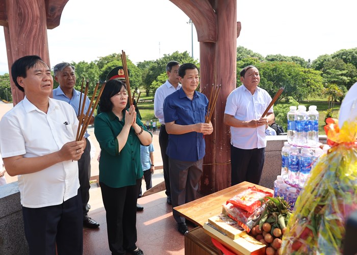 Phó Thủ tướng Lê Minh Khái dâng hương tưởng niệm các anh hùng liệt sĩ tại Quảng Trị - Anh 6