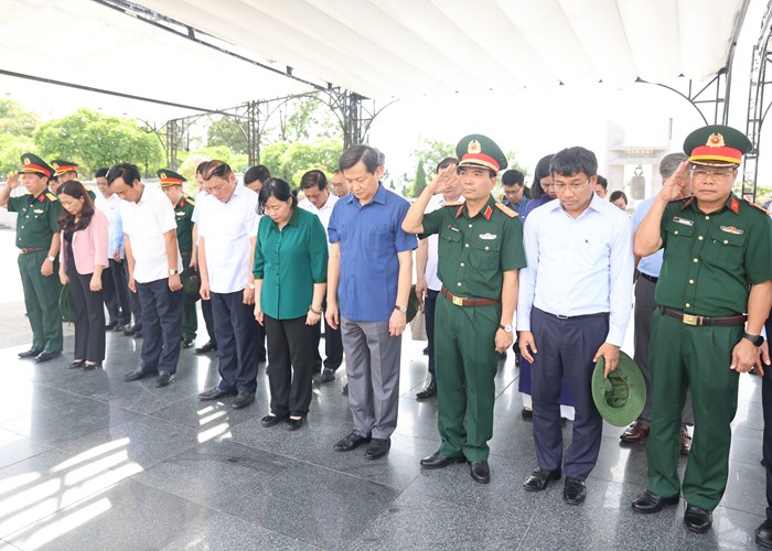 Phó Thủ tướng Lê Minh Khái dâng hương tưởng niệm các anh hùng liệt sĩ tại Quảng Trị - Anh 4