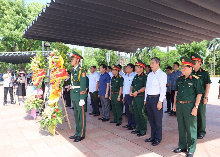 Phó Thủ tướng Lê Minh Khái dâng hương tưởng niệm các anh hùng liệt sĩ tại Quảng Trị - Anh 5