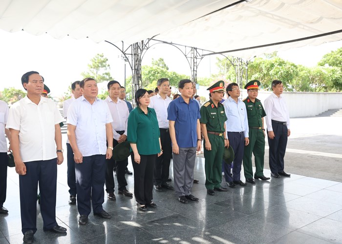 Phó Thủ tướng Lê Minh Khái dâng hương tưởng niệm các anh hùng liệt sĩ tại Quảng Trị - Anh 3