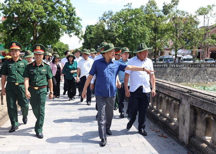 Phó Thủ tướng Lê Minh Khái dâng hương tưởng niệm các anh hùng liệt sĩ tại Quảng Trị - Anh 2