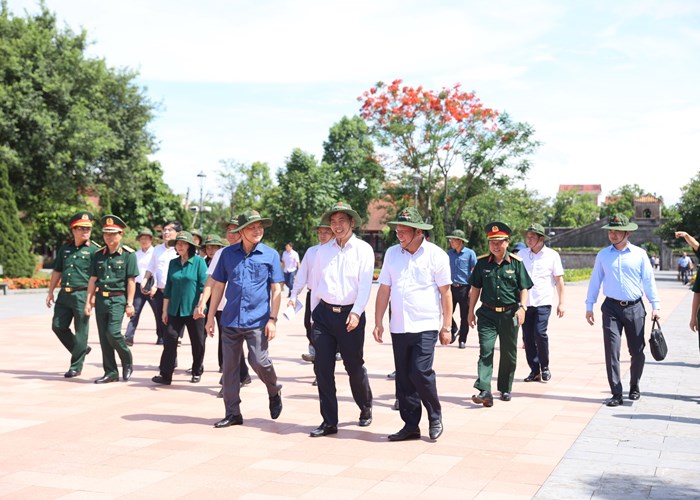 Phó Thủ tướng Lê Minh Khái dâng hương tưởng niệm các anh hùng liệt sĩ tại Quảng Trị - Anh 1