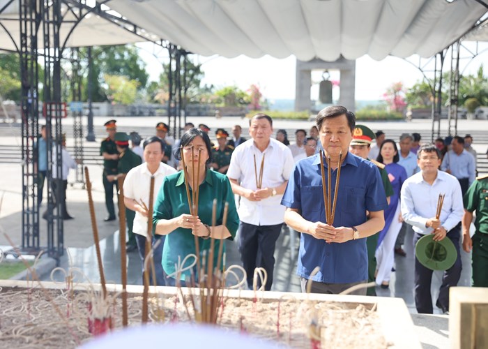 Phó Thủ tướng Lê Minh Khái dâng hương tưởng niệm các anh hùng liệt sĩ tại Quảng Trị - Anh 7
