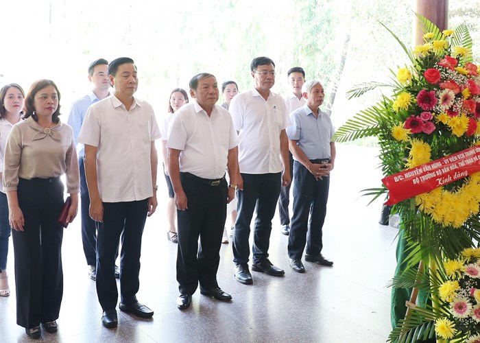 Bộ trưởng Nguyễn Văn Hùng dâng hương tưởng niệm các Anh hùng liệt sĩ tại Khu Di tích Ngã ba Đồng Lộc - Anh 2