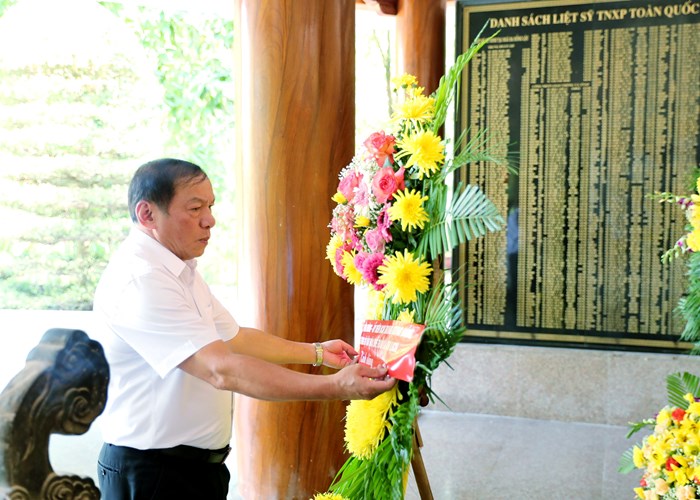 Bộ trưởng Nguyễn Văn Hùng dâng hương tưởng niệm các Anh hùng liệt sĩ tại Khu Di tích Ngã ba Đồng Lộc - Anh 1