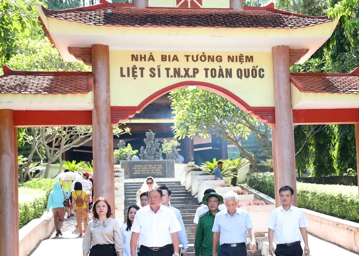 Bộ trưởng Nguyễn Văn Hùng dâng hương tưởng niệm các Anh hùng liệt sĩ tại Khu Di tích Ngã ba Đồng Lộc - Anh 3
