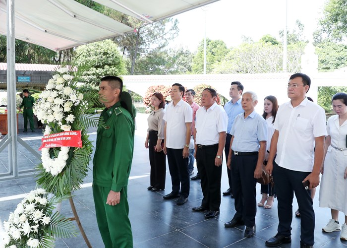 Bộ trưởng Nguyễn Văn Hùng dâng hương tưởng niệm các Anh hùng liệt sĩ tại Khu Di tích Ngã ba Đồng Lộc - Anh 5