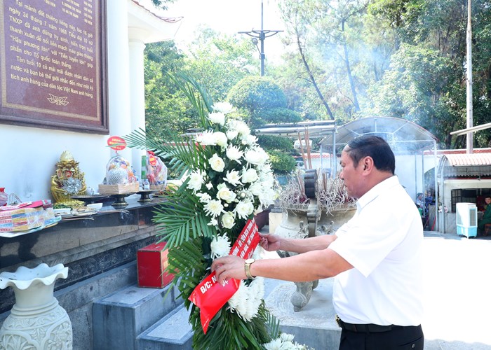 Bộ trưởng Nguyễn Văn Hùng dâng hương tưởng niệm các Anh hùng liệt sĩ tại Khu Di tích Ngã ba Đồng Lộc - Anh 4