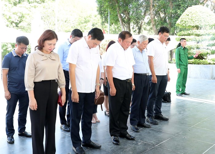 Bộ trưởng Nguyễn Văn Hùng dâng hương tưởng niệm các Anh hùng liệt sĩ tại Khu Di tích Ngã ba Đồng Lộc - Anh 6