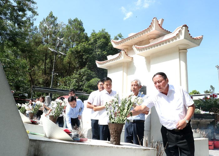 Bộ trưởng Nguyễn Văn Hùng dâng hương tưởng niệm các Anh hùng liệt sĩ tại Khu Di tích Ngã ba Đồng Lộc - Anh 8
