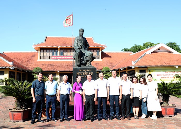 Bộ trưởng Nguyễn Văn Hùng dâng hương tưởng niệm các Anh hùng liệt sĩ tại Khu Di tích Ngã ba Đồng Lộc - Anh 12